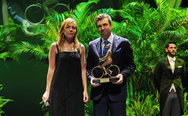 El catedrático de Óptica de la UMU Pablo Artal recibe el premio Los Mejores de 'La Verdad' en 2017.