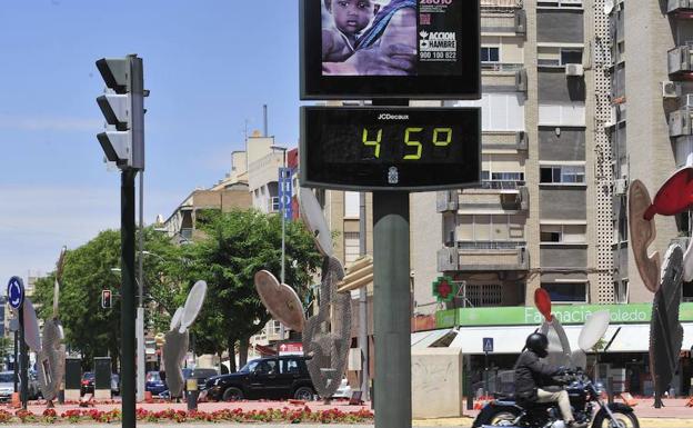 Un termómetro de la capital murciana registra 45 grados.