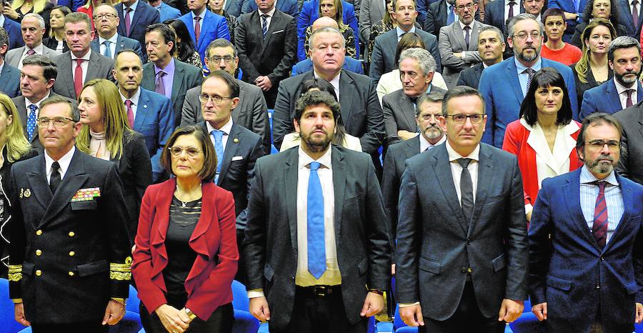 El almirante de Acción Marítima Manuel de la Puente, Rosa Peñalver, López Miras y Diego Conesa escuchan el himno nacional en el Archivo Regional. 