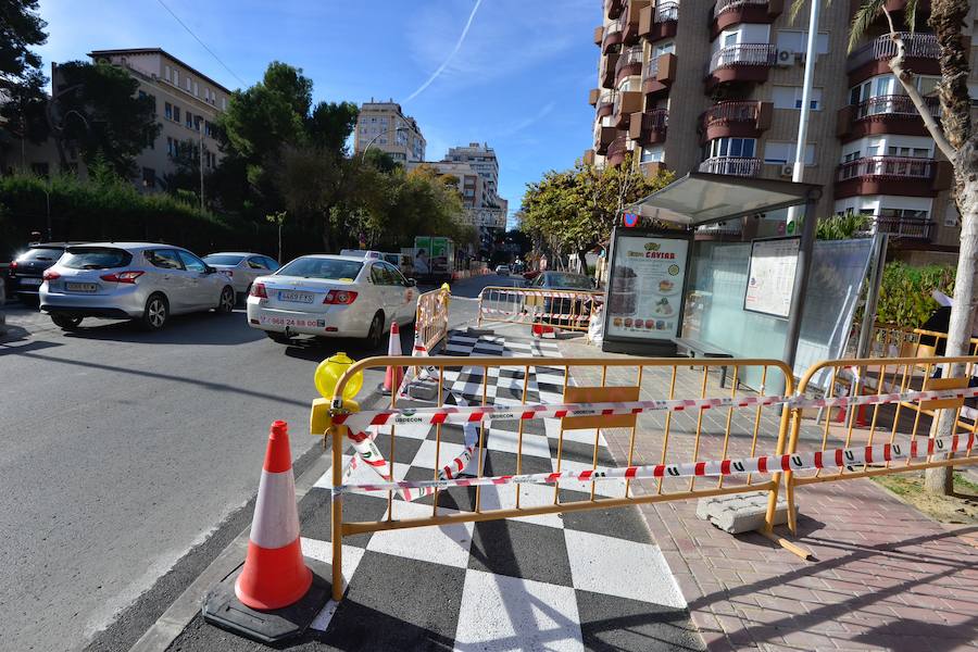 Un equipo de 'La Verdad' ha querido comprobar en un vídeo si es posible atravesar de sur a norte la ciudad en bicicleta, atravesando las calles más céntricas del municipio utilizando solo las infraestructuras que aún se encuentran en ejecución