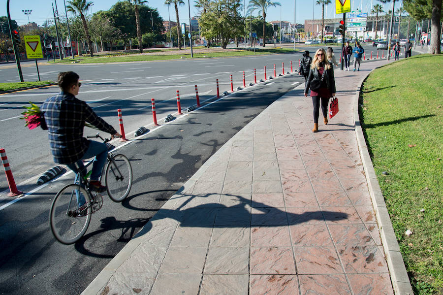 Un equipo de 'La Verdad' ha querido comprobar en un vídeo si es posible atravesar de sur a norte la ciudad en bicicleta, atravesando las calles más céntricas del municipio utilizando solo las infraestructuras que aún se encuentran en ejecución