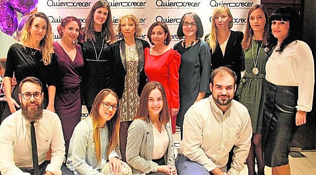 Miembros de la asociación Quiero Crecer y responsables de la Consejería de Familia. 