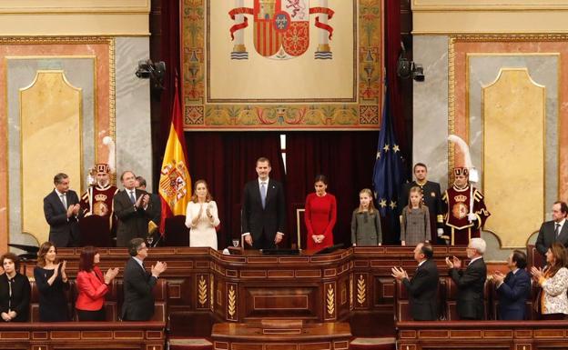 Los Reyes, junto a sus hijas, a su llegada al Congreso de los Diputados. 