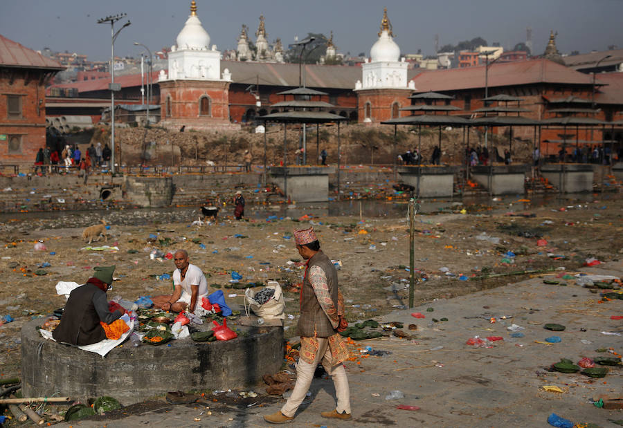 Los fieles hindúes nepalíes encienden lámparas de aceite y siembran siete tipos de semillas alrededor de las instalaciones del templo en nombre de los familiares difuntos.