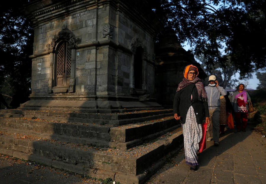 Los fieles hindúes nepalíes encienden lámparas de aceite y siembran siete tipos de semillas alrededor de las instalaciones del templo en nombre de los familiares difuntos.