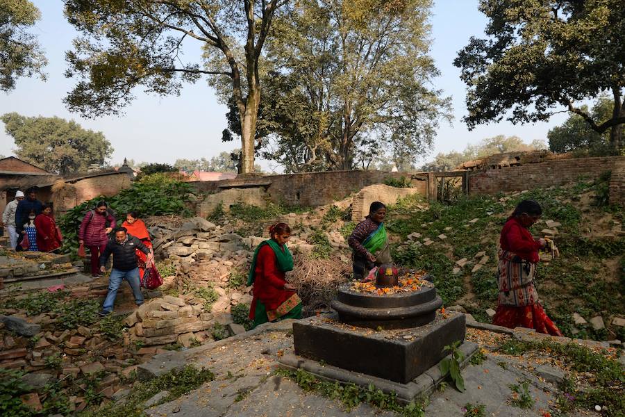 Los fieles hindúes nepalíes encienden lámparas de aceite y siembran siete tipos de semillas alrededor de las instalaciones del templo en nombre de los familiares difuntos.