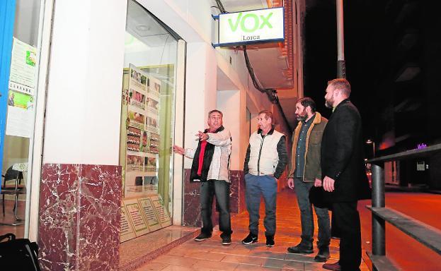 Los dos denunciantes, a la izquierda, con otros miembros de Vox, anoche en la sede de Lorca. 