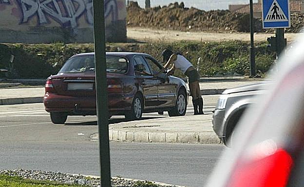El PSOE propone multar a los clientes de prostitutas y penas de cárcel si es con una menor