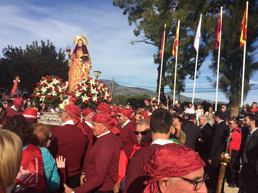 Más de 14.000 personas participan en la tradicional bajada en romería desde el santuario