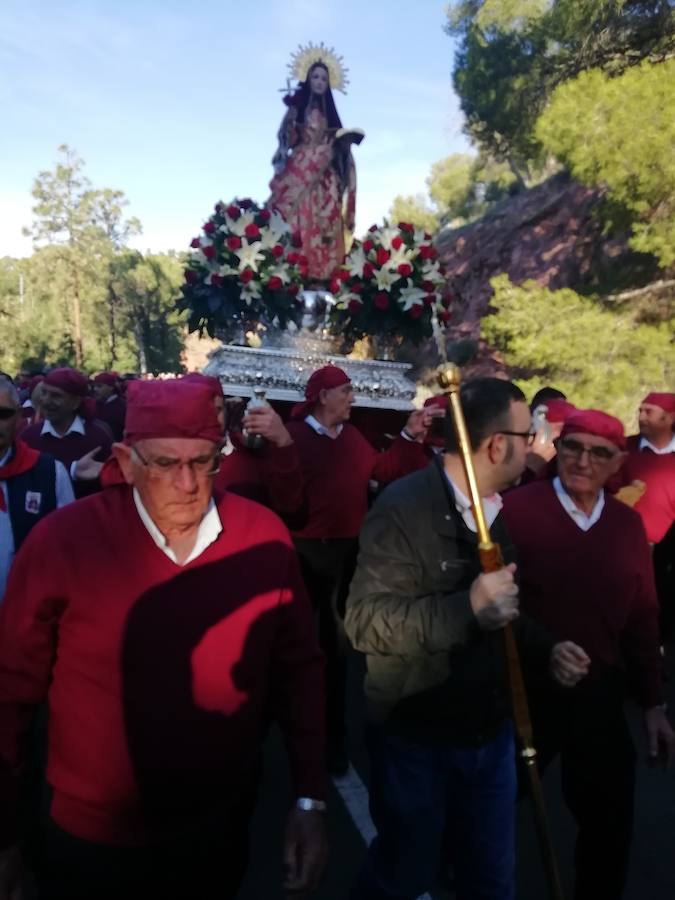 Más de 14.000 personas participan en la tradicional bajada en romería desde el santuario