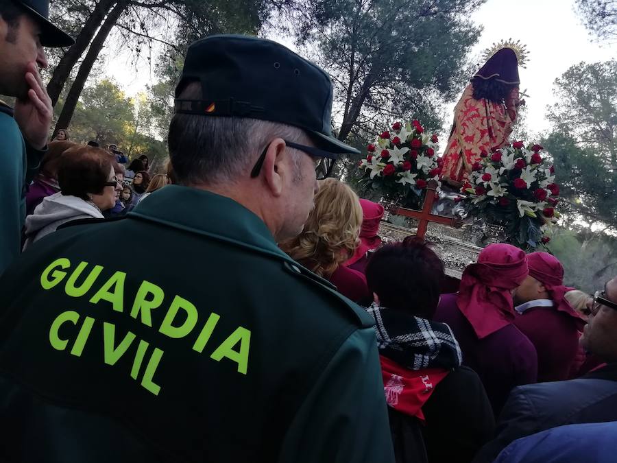 Más de 14.000 personas participan en la tradicional bajada en romería desde el santuario