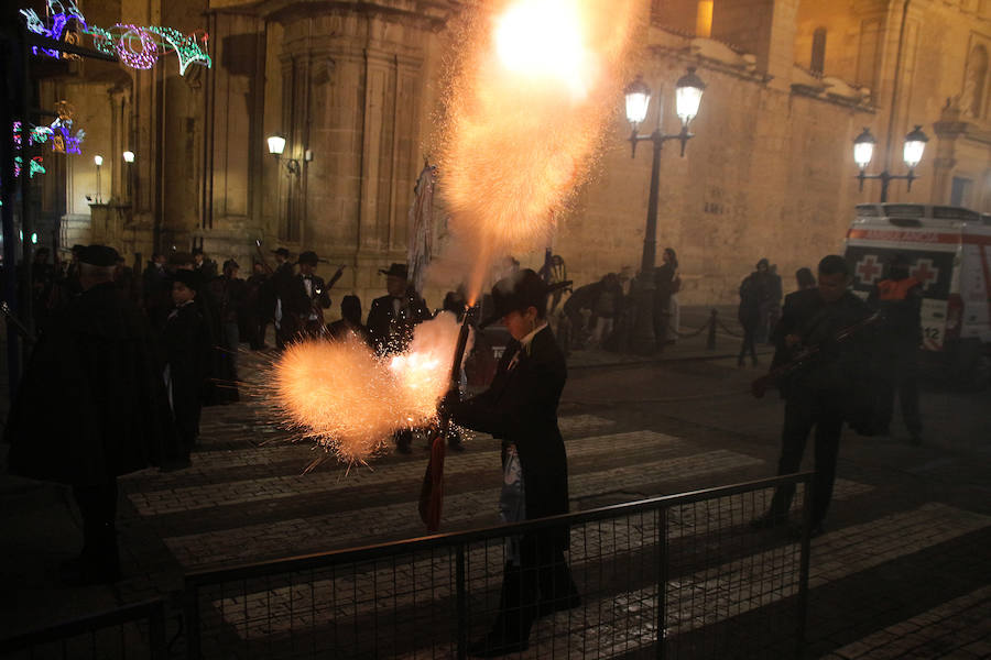 La procesión de la Patrona, los nuevos nombramientos y los fuegos artificiales cautivan al público en el día grande de las fiestas