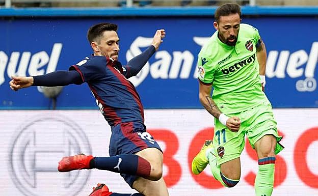 Oliveira trata de detener una acometida de Morales. 