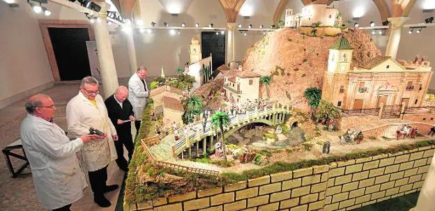 José Ruiz, José Carlos Gómez, Manuel Sevilla y Tomás Mateo dan los últimos retoques a la maqueta del belén municipal.