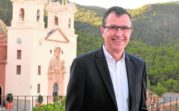 José Ballesta posa junto al Santuario de la Fuensanta, el pasado sábado por la mañana. 