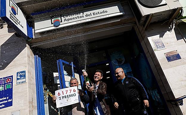 Los afortunados por el segundo premio lo celebran en Fortuna.