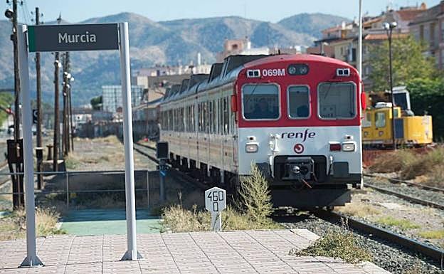 Un tren de Cercanías llega a la Estación del Carmen, en una fotografía de archivo. 