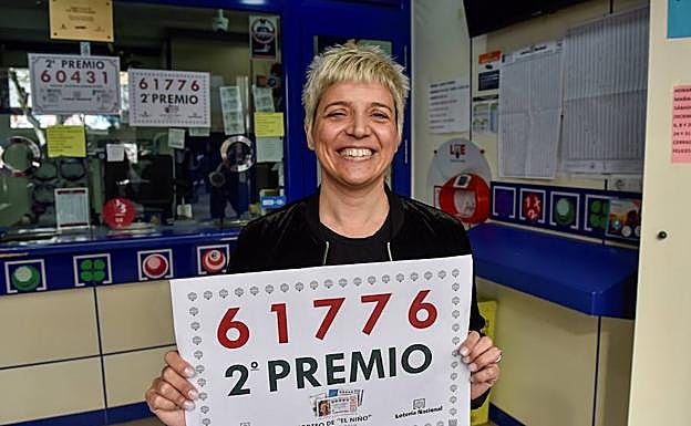 La lotera de la administración de la Calle Blanquerna Nº9 de Palma, celebra que ha repartido una serie íntegra del número 61776, agraciado con el segundo premio de la Lotería del Niño. 