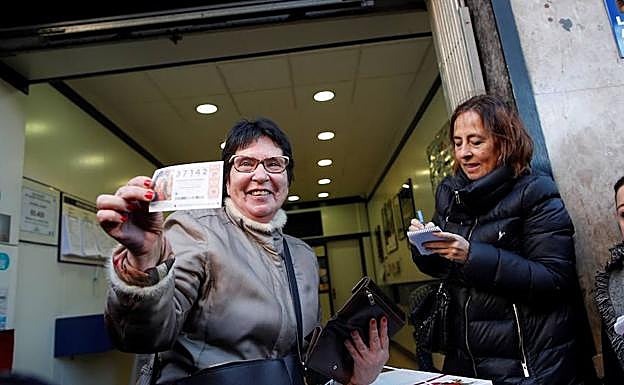 Una agraciada con el primer premio de sorteo del Niño.