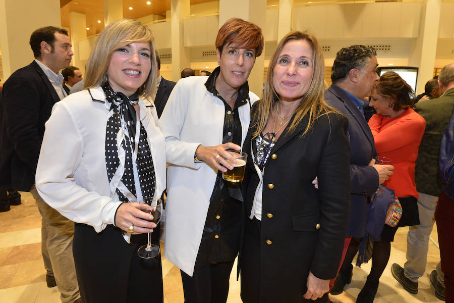 El Auditorio Víctor Villegas se llena de sentimientos desbordados en la ceremonia de entrega de la tercera edición de los Premios de Gastronomía convocados por 'La Verdad'