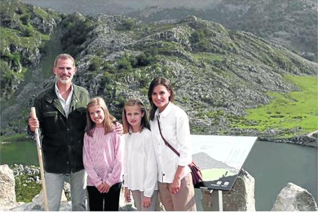 Los Reyes y sus hijas, durante un paseo que realizaron por los lagos de Covadonga el pasado 8 de septiembre. 