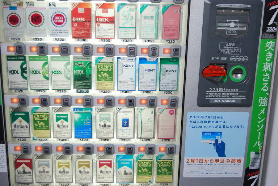 Máquina de tabaco japonesa con medidas de seguridad para evitar que los menores compren cajetillas.