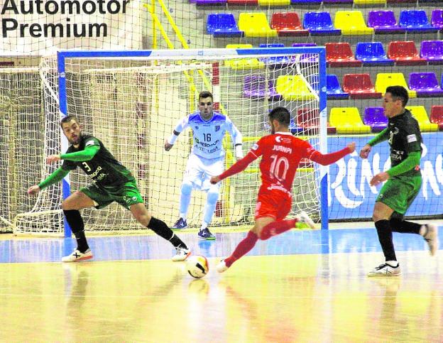 Juanpi dispara en el partido de anoche en Antequera. 