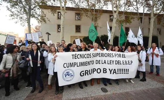 Manifestación de técnicos superiores, este miércoles, en Murcia.