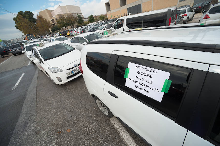 Medio centenar de conductores se manifestaron por las principales vías de la capital de la Región este jueves