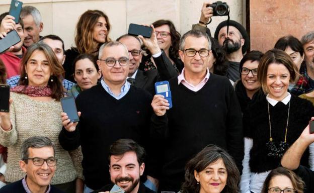 Periodistas concentrados como protesta por la incautación ayer del teléfono móvil de uno de sus compañeros.