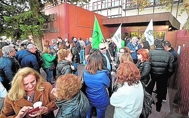 Protesta de interinos a las puertas de Función Pública, en Murcia, el martes pasado. 
