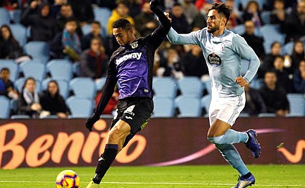 Gerard Gumbau (i) persigue a David Costas. 