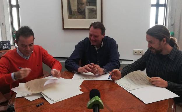 Los alcaldes de ambos Ayuntamientos firmando el convenio.