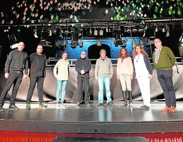 Los trabajadores del Teatro Guerra Iñaki Anabitarte, Manuel Peña, Débora Blázquez, Salvador Pérez, Ginés Bayonas, María Teresa Pérez, Juani Teruel y Antonio José Navarro, en el proscenio. 