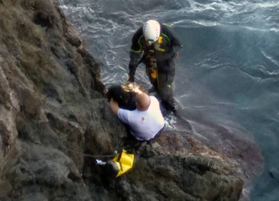 Un guardia civil se lanzado al mar para rescatar a la accidentada en una operación que ha contado con la colaboración del cuerpo de Bomberos, Cruz Roja, personal médico del 061 y Policía Local de Cartagena