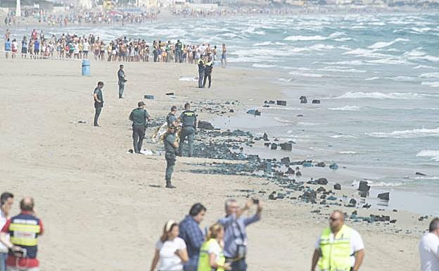 Restos del fuselaje del avión siniestrado en La Manga. 
