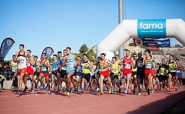 La salida, este domingo, del Cross Fiestas de la Virgen de Yecla. 