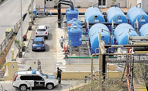 Agentes de la Guardia Civil registran la desaladora de Escombreras en 2016.