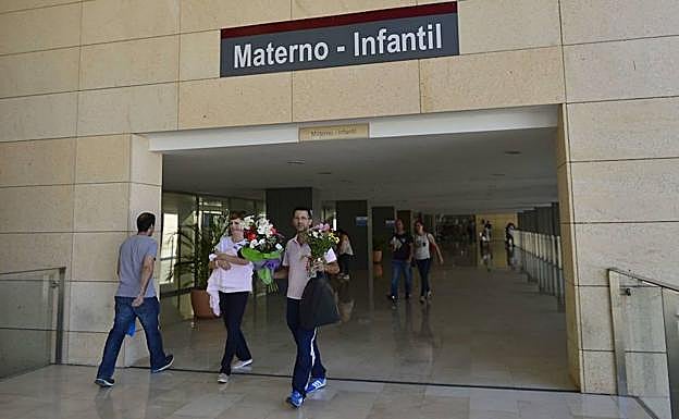 Entrada del pabellón materno infantil de La Arrixaca.