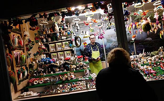 Uno de los puestos instalados en la Muestra de Artesanía de Navidad, en el Paseo Alfonso X El Sabio de Murcia.