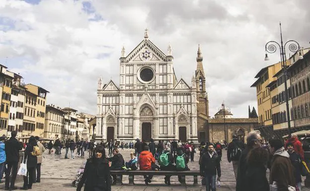 Imagen principal - 1. Basilica di Santa Croce. | 2. Ponte Vecchio, el puente más conocido de Florencia. | 3. 'Rapto de las Sabinas', en la Loggia della Signoria. 