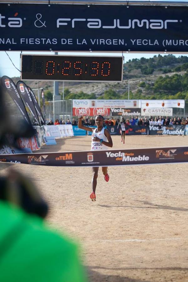 El corredor de Baréin y la etíope ganan con autoridad la carrera en el Altiplano | La prueba, incluida en el calendario de campo a través de la Federación Española, reunió a 2.000 atletas de catorce categorías 