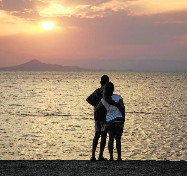 Una pareja, en una imagen de archivo, disfrutando de un atardecer en el Mar Menor. 