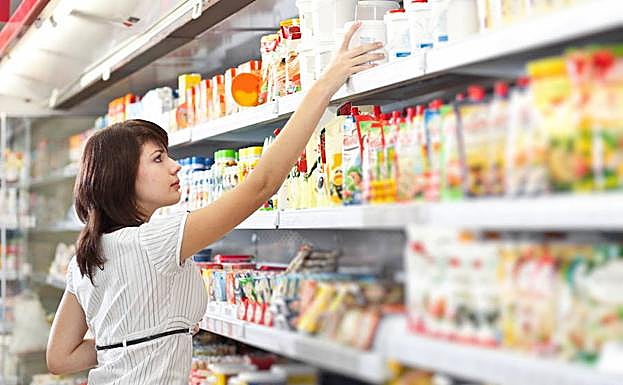 Una mujer haciendo la compra en un supermercado.