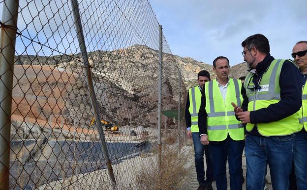 La visita del consejero de Empleo, Universidades, Empresa y Medio Ambiente, Javier Celdrán, a las obras de recuperación ambiental del vertedero de Abanilla.