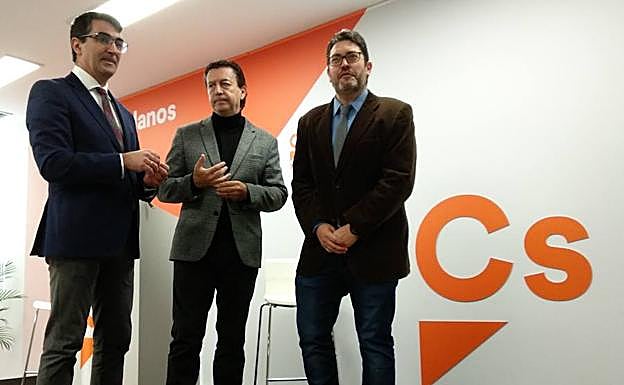 En la imagen, tres de los cuatro diputados de Cs en la Asamblea, durante la rueda de prensa.
