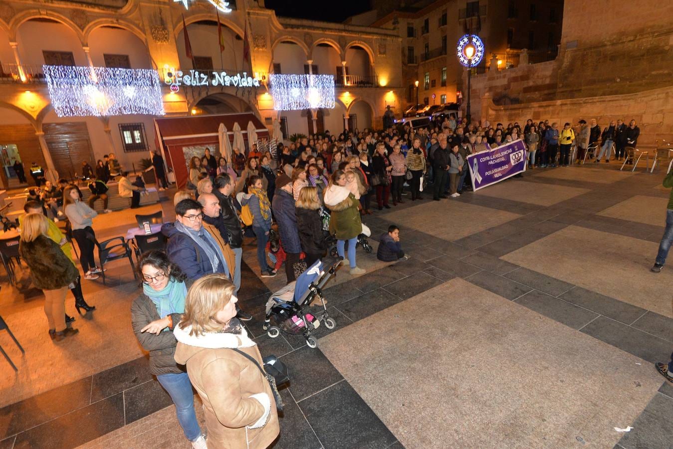 La marcha fue organizada por el Ayuntamiento y la Federación de Organizaciones de Mujeres de Lorca solo unas horas antes. A través de las redes sociales logró duplicar la presencia de asistentes mientras se llevaba a cabo