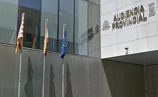 Una divorciada pierde la casa por disfrutarla con otro hombre y pillarla un detective