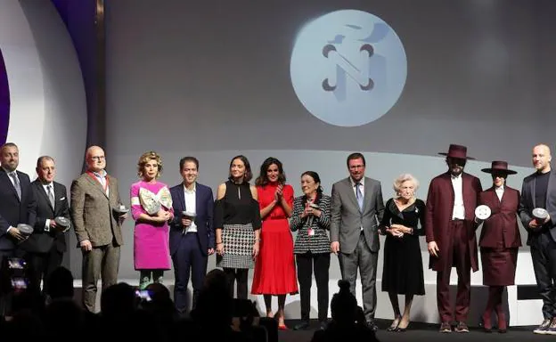 Los galardonados de la V edición de los Premios Nacionales de la industria de la Moda en el Museo del Traje de Madrid.