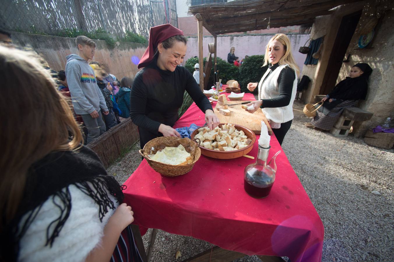 Unos 2.500 escolares de toda la Región, e incluso de provincias vecinas como Alicante, pudieron conocer ayer el belén viviente de El Raal, que montaron para la ocasión los escolares del centro Torre Teatino de la pedanía